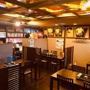 誰でも心地よく過ごせる椅子席もあり、女将の大相撲への愛情がたっぷり詰まった店内でゆっくりとお食事を。