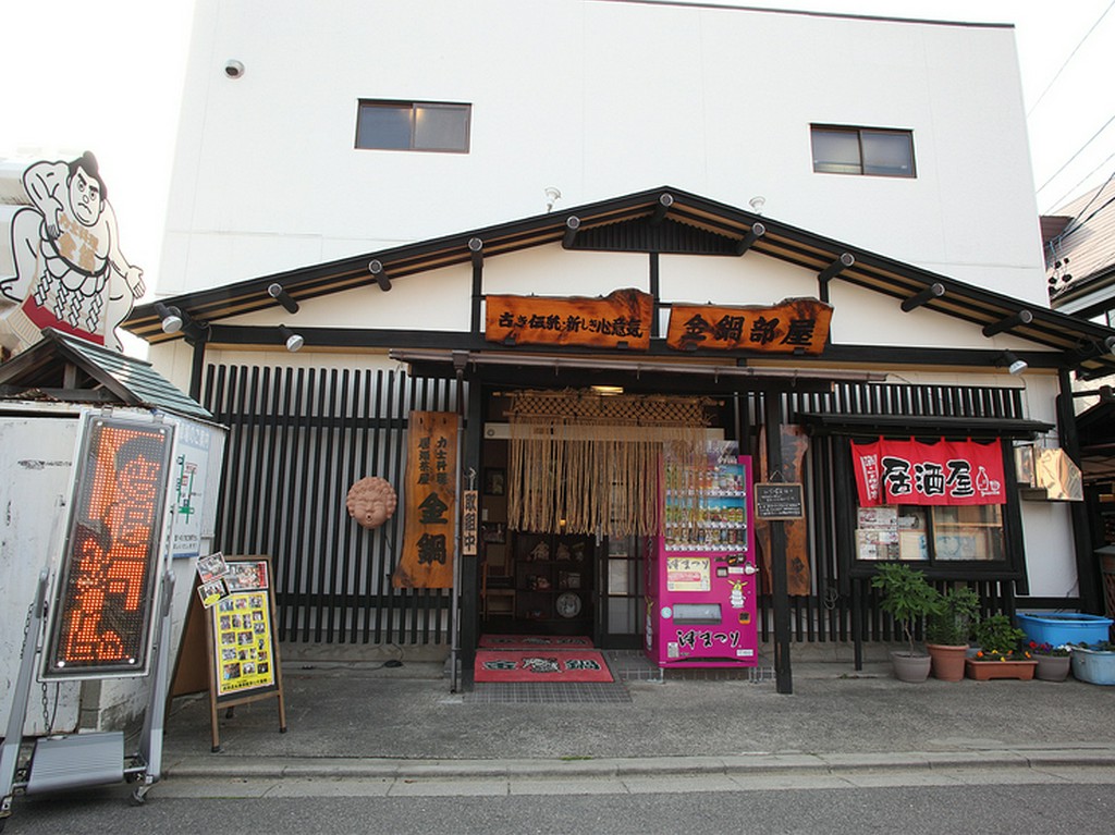 大きな関取の看板が目印。心ゆくまでちゃんこ鍋を満喫できます