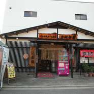 津新町駅より7分。創業30年、静かな街に佇む【力士料理　金鍋】で伝統の味「本格ちゃんこ」を楽しめます。
