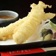 国産の穴子を使った天ぷら。味の確かさはもちろんのこと、やはり揚げたては違います。