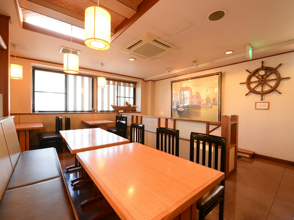 潮風が流れる広い店内でゆったりと過ごすことができます