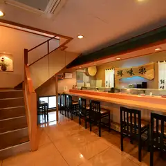 海沿いのドライブコースにあるから、カップルで訪れる方も多数