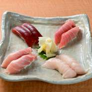 大トロ、中トロ、赤身、ビントロと4種がそろう『まるとく寿司』。部位の違いを目と舌で味わって。