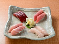 大トロ、中トロ、赤身、ビントロと4種がそろう『まるとく寿司』。部位の違いを目と舌で味わって。