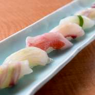 旬の味が楽しめる、獲れたての地魚の握り寿司。数量限定のメニューなので早い者勝ち！