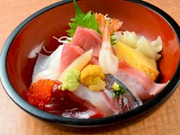 季節感を大切に、地魚をたっぷり乗せたリッチな味『地魚・まぐろ丼』