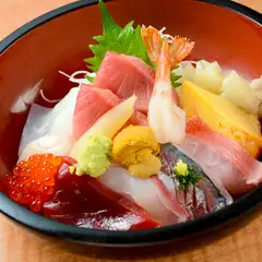 季節感を大切に、地魚をたっぷり乗せたリッチな味『地魚・まぐろ丼』