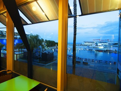 海を見ながら食事ができます