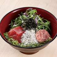 「釜揚げしらす」は時期に合わせて全国各地から仕入れを行っております。