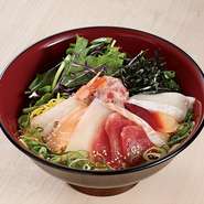 ９種類の具材が入った豪華丼！
