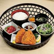 内容（アジフライ・ごはん・みそ汁・漬物・水菜のサラダ・ひじき煮小鉢・まぐろの小鉢）
