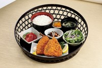 内容（アジフライ・ごはん・みそ汁・漬物・水菜のサラダ・ひじき煮小鉢・まぐろの小鉢）
