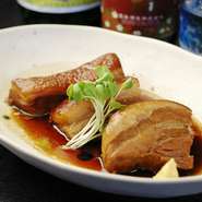 沖縄で「ラフテー」呼ばれる豚の三枚肉の角煮。沖縄産の豚肉をじっくりと柔らかくなるまで煮込んだ一品。