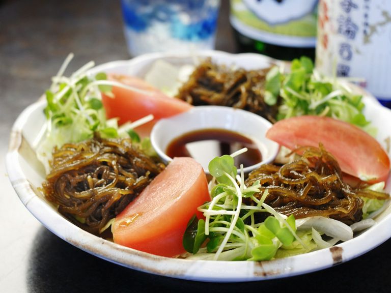 酒のつまみにピッタリの『もずくサラダ』