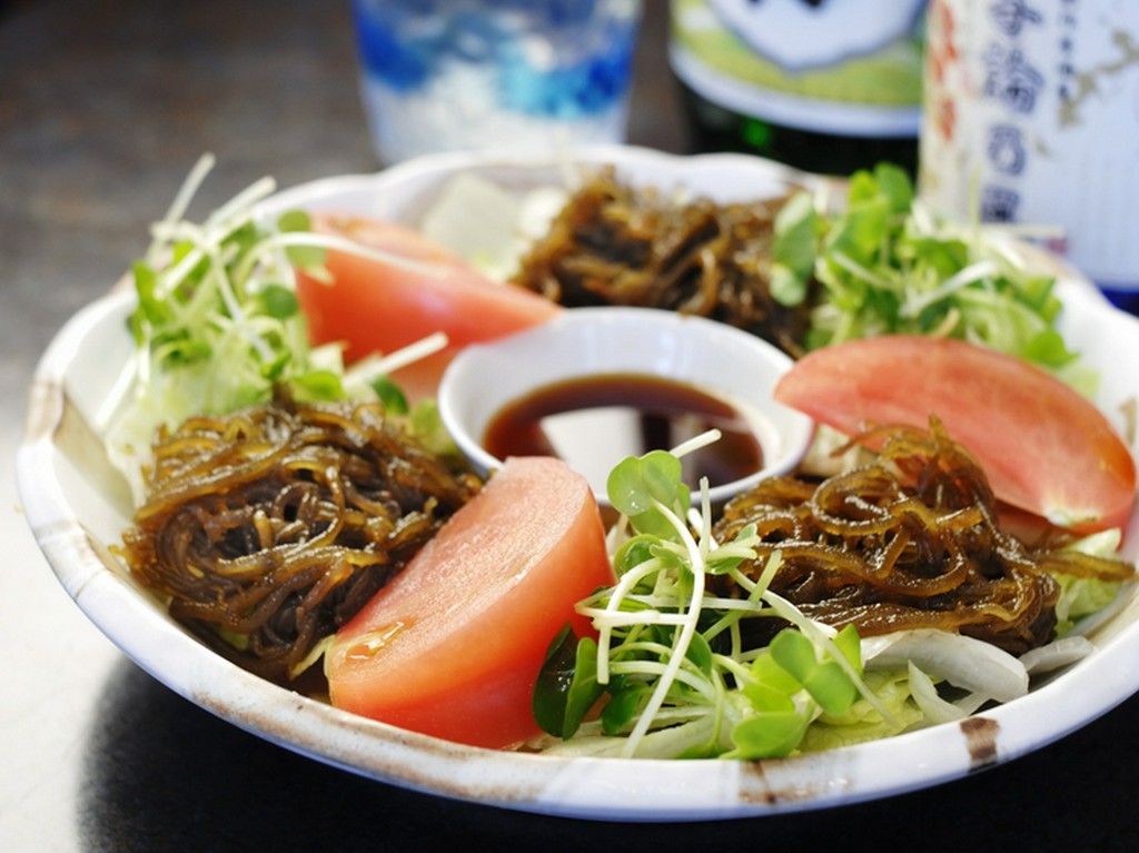 酒のつまみにピッタリの『もずくサラダ』