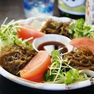 沖縄産の「もずく」を野菜とともにシークヮーサーポン酢のドレッシングでどうぞ。