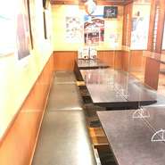電球色の照明で照らされ店内。開店すればお客様の集う賑やかな時間が始まります。