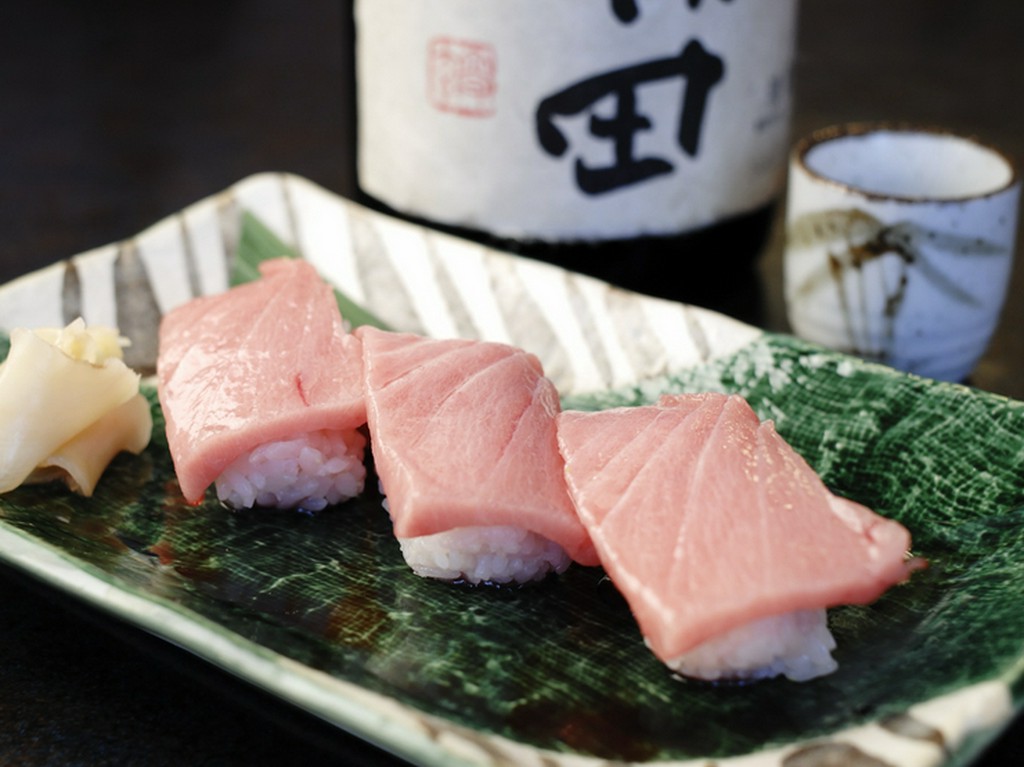 寿司職人としての技を活かした『マグロ中トロ寿司』