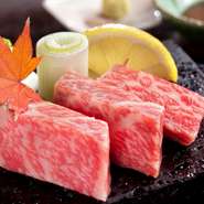 黒毛ブランド和牛“壱岐牛”のサーロインステーキです。甘みと、舌の上でとろけていく食感がたまりません。富士山の溶岩石でできたプレートの上で、焼くところから愉しめます。