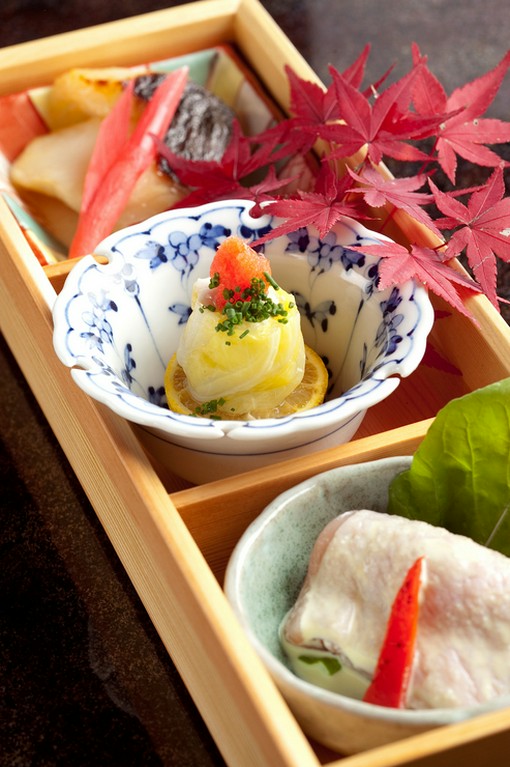 春には満開の桜を望みながら