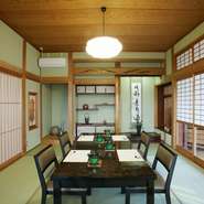 32名入れる大広間があるので、ご家族親戚集まってのお祝いや、忘年会など大勢が一堂に会する際にもぴったりです。時間がゆっくりと感じられるような落ちついた部屋で、愉しいひとときを過ごせます。