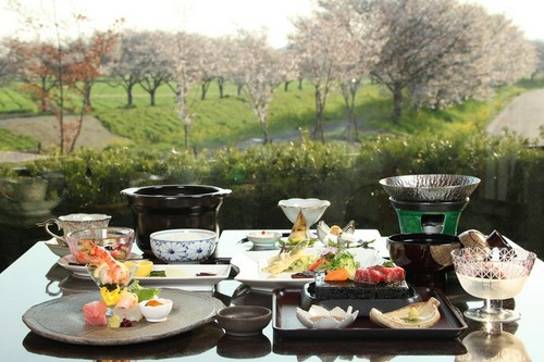 店名にもある“桜”は、風景でも料理でも