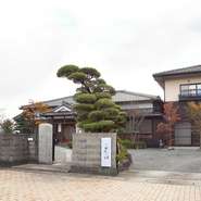 甘木バス　三輪小学校前バス停から徒歩10分。車なら甘木I．Cより20分の位置にあります。