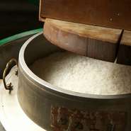 お店で炊くご飯のために、特別な大きさでつくってもらったという“ムシカマド”。炭と釜を使い、昔ながらの方法で炊きあげ。一度食べると、そのふっくらとした味わいにやみつきになること間違いありません。