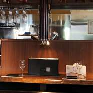 カウンターには、2人用の椅子が3席用意されています。もちろん、各席ごとに七輪が置かれ、カウンター席でも自分のペースで食材を焼きながら食事が可能。黒一色のシンプルモダンな“三河黒七輪”は、特注品。