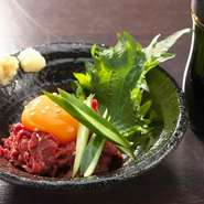 ・仙寿卵の卵黄付
九州産特選醤油につけてお召し上がり下さい。