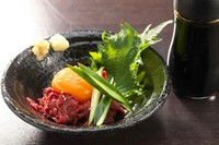 ・仙寿卵の卵黄付
九州産特選醤油につけてお召し上がり下さい。