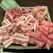 カルビ／ハラミ／もも／せせり／骨付きナンコツ／トントロ／焼き野菜（玉ねぎ、ピーマン、ししとう、エリンギ）／ウインナー
・家族でワイワイ楽しんでください！