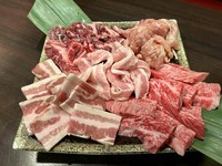 カルビ／ハラミ／もも／せせり／骨付きナンコツ／トントロ／焼き野菜（玉ねぎ、ピーマン、ししとう、エリンギ）／ウインナー
・家族でワイワイ楽しんでください！