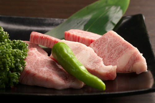 全国各地よりその都度吟味し最良の牛肉を仕入れております