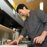 お客様の楽しい食事時間を、よりいっそう充実して過ごしていただくための努力を欠かしません。お客さまが望んでいることを察知し、声をあげられる前にこちらからお声掛けし、丁寧に接客することを心がけています。