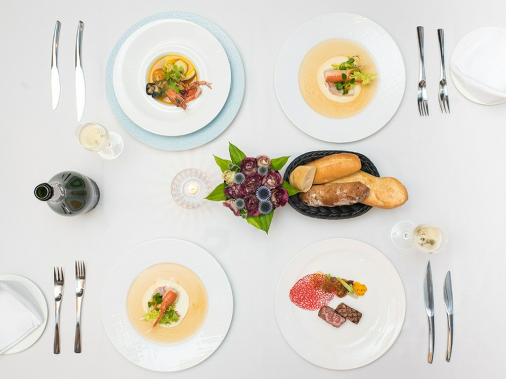 東シナ海と那覇の夜景を正面で一望できる人気のカップルシート