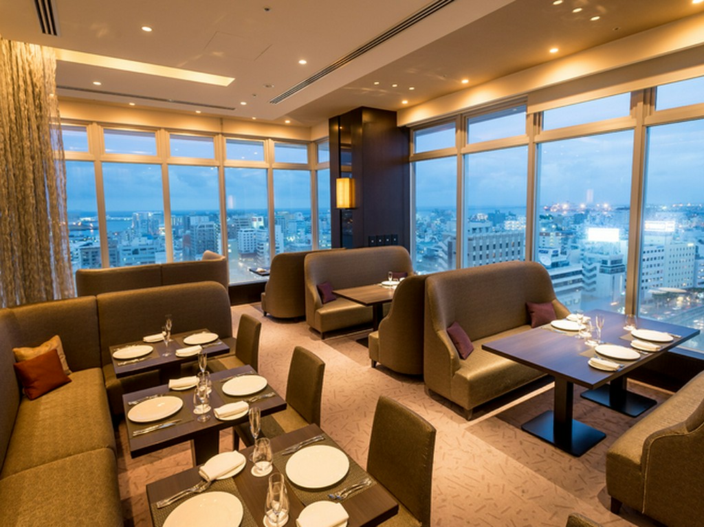 東シナ海側の景色を一望する「那覇の特等席」