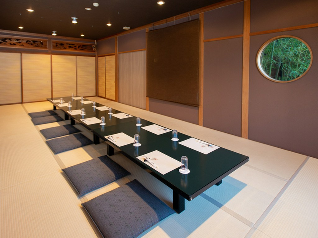 広々とした座敷席で、笑顔の輪が広がる楽しいひとときを