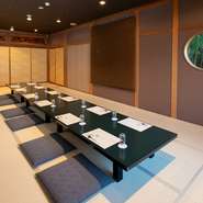広々とした座敷席で、笑顔の輪が広がる楽しいひとときを