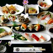 画像は、和食会6200円コースでほんの一例です。ご予約のお料理は昼は3200円～、夜は4000円よりご用意致しております！　名物ワッフルデザートも付いています。テーブルの上に見事な料理が並びます。