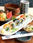 一番人気! 当店自慢のアメリカンロール寿司を六種ご用意致しました! 漬物・みそ汁・ミニサラダ付きであっさりと美味しく頂けます!