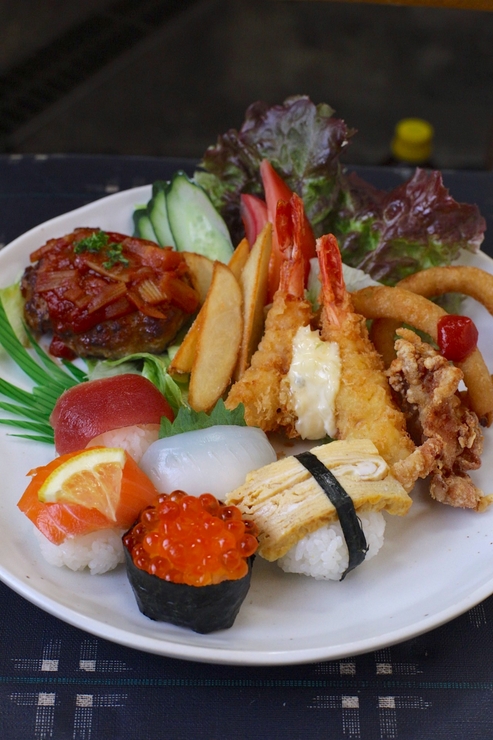 Bữa trưa cho trẻ em (bao gồm bánh quế tráng miệng và đồ uống)