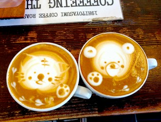 カップの上に、キュートなラテアートを描きます