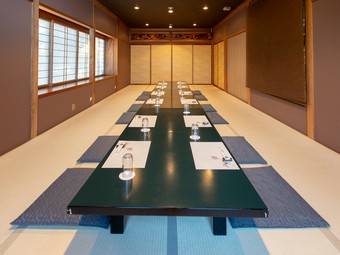 ゆったり過ごせる座敷席で、家族や友人たちと過ごす特別な時間