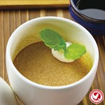 最高級の卵　烏骨鶏卵で作ったトロ～リ濃厚なプリンに、苦みのない香ばしいほうじ茶を振りかけました。カラメルソースを更にかけていただき、甘さの中にあるカラメルの苦みが、口当たりをまろやかに仕上げます。