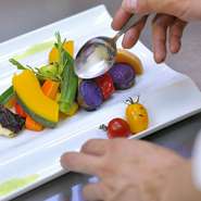 野菜をメインで味わえるだけでなく、新鮮な野菜の色や味、甘みや旨みなども含めてトータルで野菜を楽しめるよう工夫されています。もちろん、野菜だけでなく、魚介や肉も野菜と一緒に味わえるようになっています。