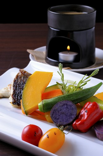 旬の野菜の美味しさを味わう『バーニャカウダ』