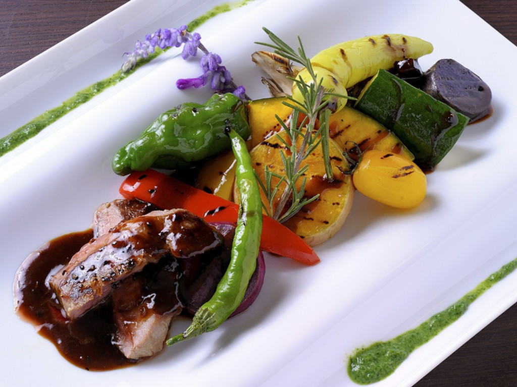 野菜のジューシーさを味わう『グリル野菜と本日のお肉料理』