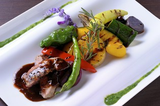 野菜のジューシーさを味わう『グリル野菜と本日のお肉料理』