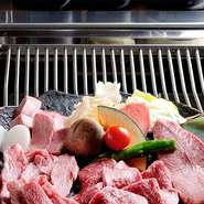 網の中に水が流れているため、網がほとんど焦げ付かず、肉本来の味で焼くことができます。遠赤外線でふっくらジューシーに焼き上げ、煙があがらないのも特徴。換気による肉の不要な乾燥を防げます。